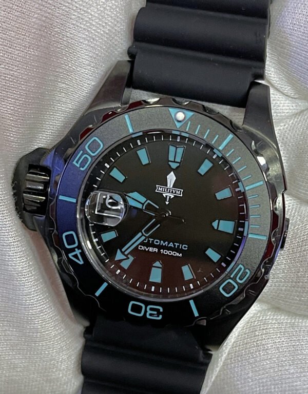 Militum Abisso Marino AM4 Sub 1000 Metri Valvola elio Cassa in Acciaio Trattamento Pvd Black da 44mm con proteggi corona automatica Vetro Zaffiro Militum Abisso Marino AM4 Sub 1000 Metri Valvola elio Cassa in Acciaio Trattamento Pvd Black da 44mm con proteggi corona automatica Vetro Zaffiro