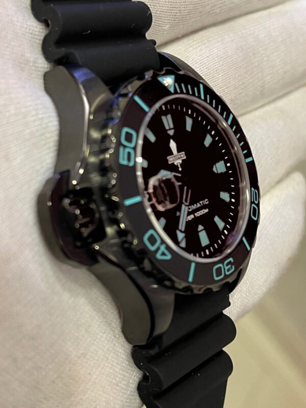 Militum Abisso Marino AM4 Sub 1000 Metri Valvola elio Cassa in Acciaio Trattamento Pvd Black da 44mm con proteggi corona automatica Vetro Zaffiro Militum Abisso Marino AM4 Sub 1000 Metri Valvola elio Cassa in Acciaio Trattamento Pvd Black da 44mm con proteggi corona automatica Vetro Zaffiro