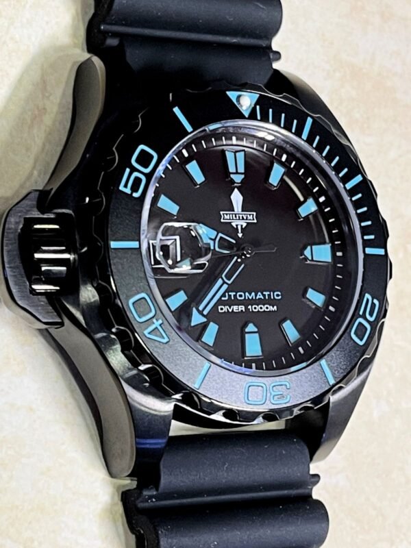 Militum Abisso Marino AM4 Sub 1000 Metri Valvola elio Cassa in Acciaio Trattamento Pvd Black da 44mm con proteggi corona automatica Vetro Zaffiro Militum Abisso Marino AM4 Sub 1000 Metri Valvola elio Cassa in Acciaio Trattamento Pvd Black da 44mm con proteggi corona automatica Vetro Zaffiro