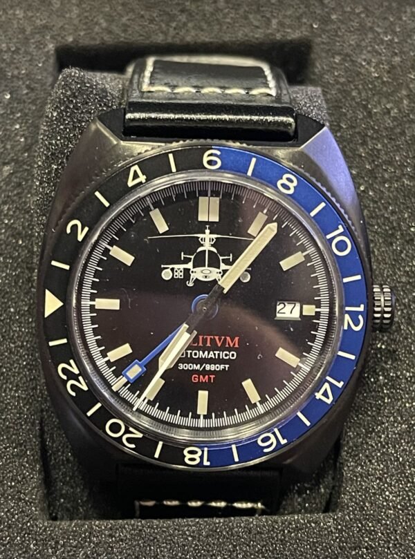Militum Automatico GMT Elicopter Dial Black Lunetta Girevole Nera e Blu Militum Automatico GMT Elicopter Dial Black Lunetta Girevole Nera e Blu