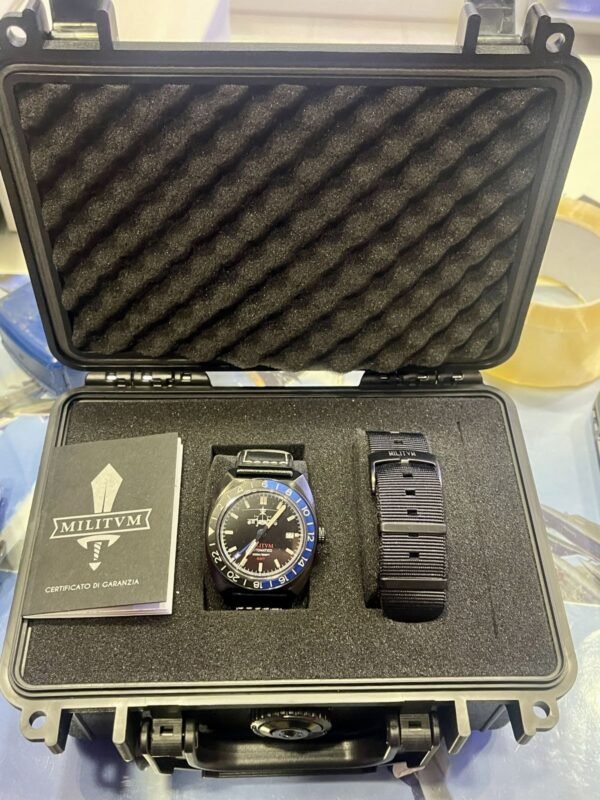Militum Automatico GMT Elicopter Dial Black Lunetta Girevole Nera e Blu Militum Automatico GMT Elicopter Dial Black Lunetta Girevole Nera e Blu