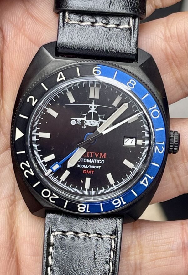 Militum Automatico GMT Elicopter Dial Black Lunetta Girevole Nera e Blu Militum Automatico GMT Elicopter Dial Black Lunetta Girevole Nera e Blu