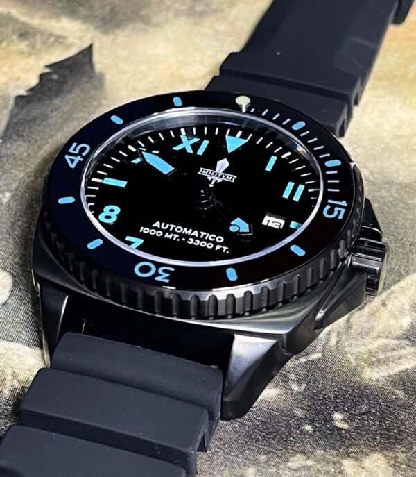 Militum Poseidone C3 Cassa 46mm Sub 1000 Metri Limited Edition 1/100 Valvola Elio Vetro Zaffiro Ghiera Ceramica Quadrante California Nero Con Inserti Blu